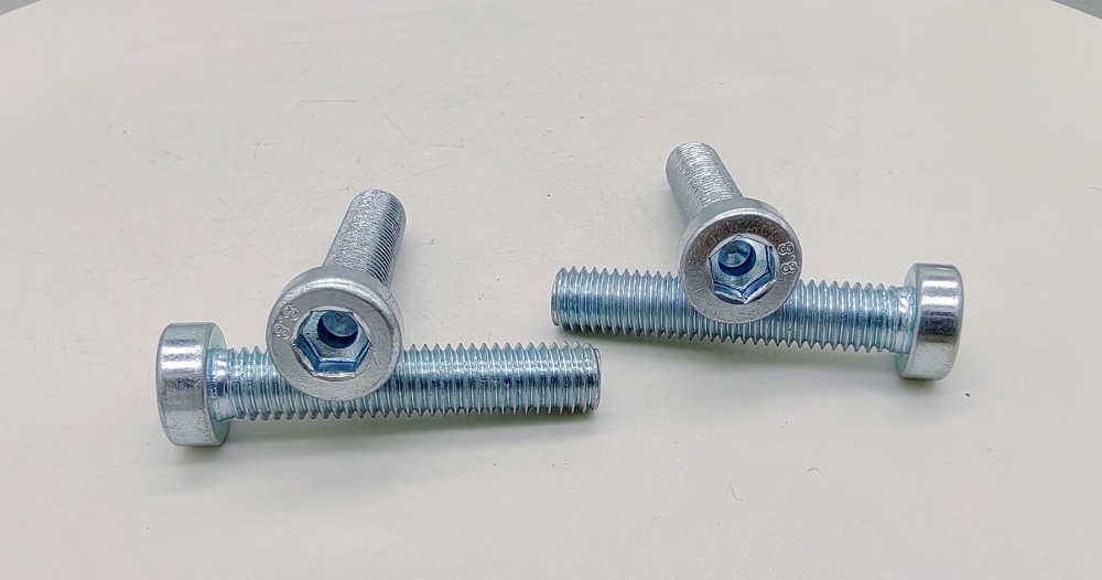 Bagaimana cara menggunakan Hexagon dalaman DIN6912 dengan panduan kepala silinder pendek lubang?