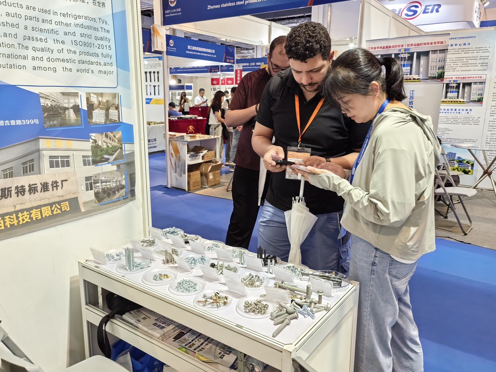 Jiaxing Xinhan Technology bersinar di Eksposisi Industri Pengikat Antarabangsa Shanghai 2025, membincangkan masa depan industri bersama -sama.